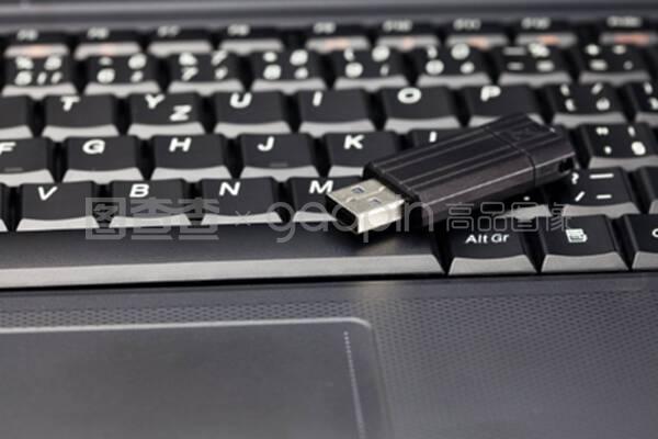 筆記本電腦鍵盤與閃存驅動器 現代辦公不可或缺的配件